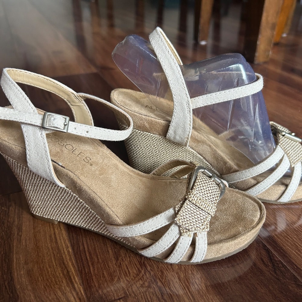 Aerosoles Tan & Cream Buckle Wedge Heels, Size 5.5 NIB - Picture 7 of 7